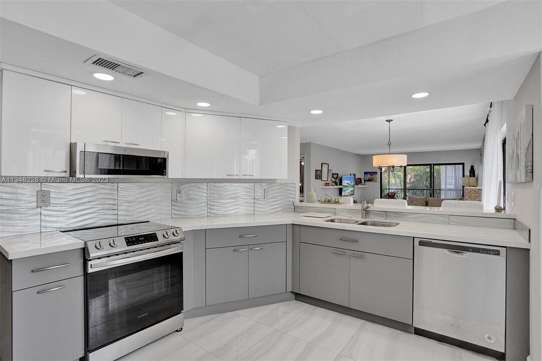 520 SE 12th St-Unit -106 in Dania Beach, FL - Building Photo