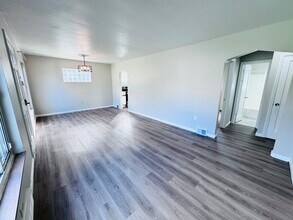 1220 Colonial Ln in Bethel Park, PA - Foto de edificio - Building Photo