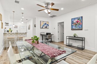 911 W Wildwood Dr in San Antonio, TX - Foto de edificio - Building Photo