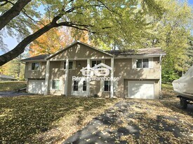 32 Woodpecker Ridge Rd in Excelsior, MN - Building Photo