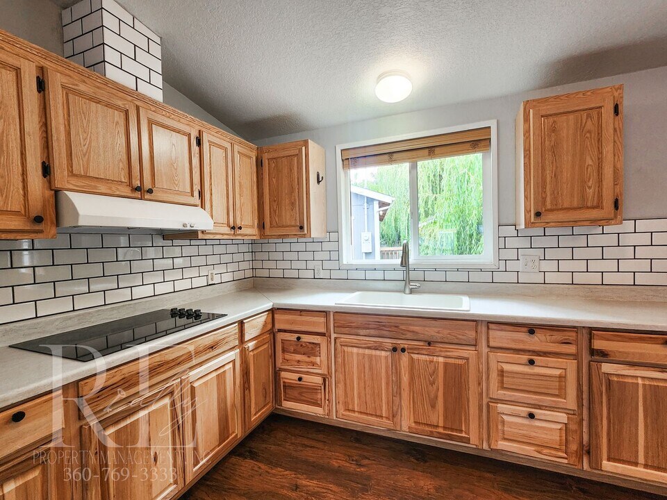 6712 NE Geneva St in Suquamish, WA - Building Photo