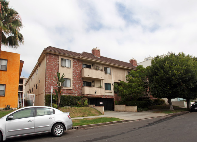 11819 Kiowa Ave in Brentwood, CA - Foto de edificio - Building Photo