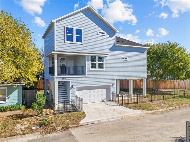 1910 Bayou Shore Dr in Galveston, TX - Building Photo - Building Photo