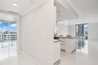 185 SW 7th St in Miami, FL - Building Photo - Building Photo
