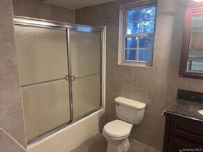 388 W Montauk Hwy in Lindenhurst, NY - Building Photo - Building Photo