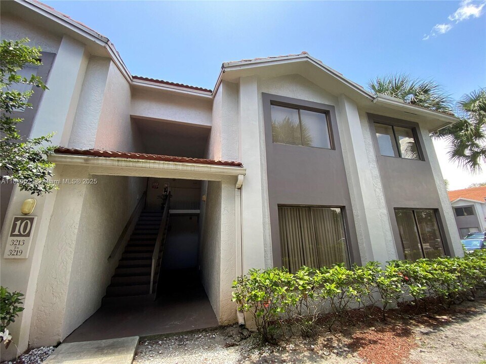 3248 Coral Lake Ln-Unit -3623 in Coral Springs, FL - Building Photo