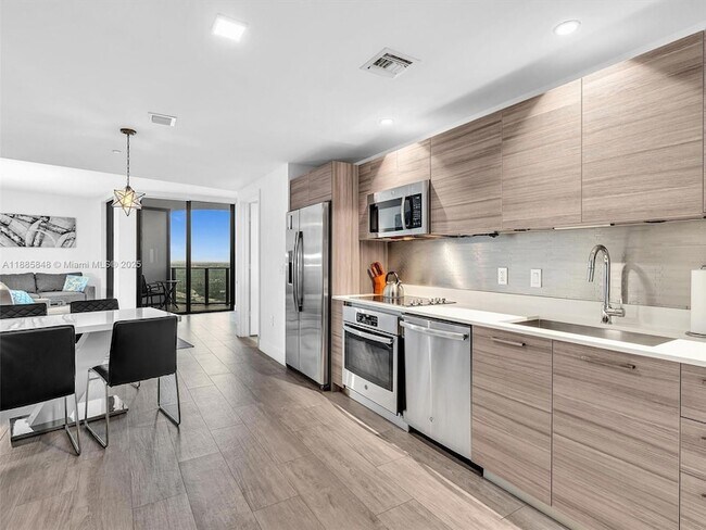 121 NE 34th St, Unit 3114 in Miami, FL - Foto de edificio - Building Photo