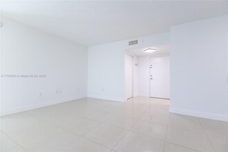 2075 SW 122nd Ave in Miami, FL - Foto de edificio - Building Photo