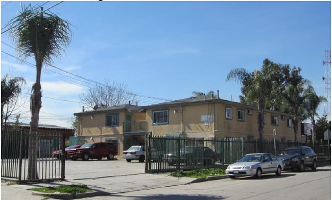 10700 S Main St in Los Angeles, CA - Foto de edificio - Building Photo