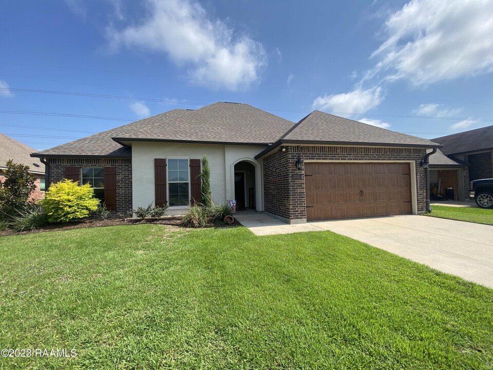 202 Lakefront Dr in Rayne, LA - Building Photo