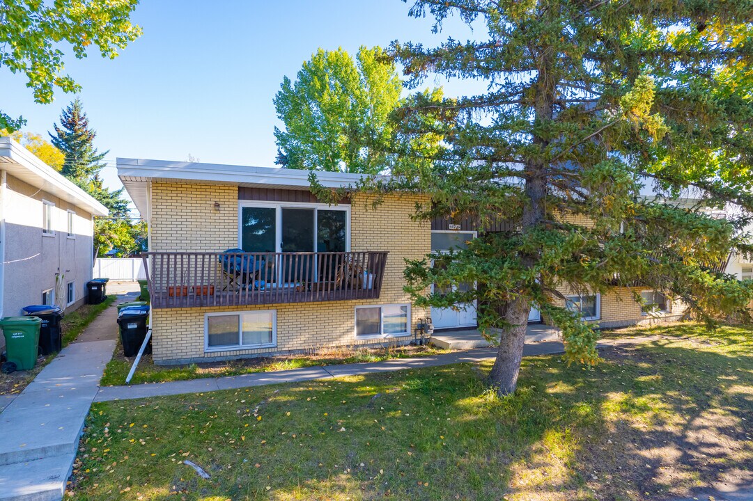 4826 Varsity Dr NW in Calgary, AB - Building Photo