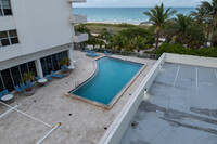 Four Winds Condominium in Surfside, FL - Foto de edificio - Building Photo