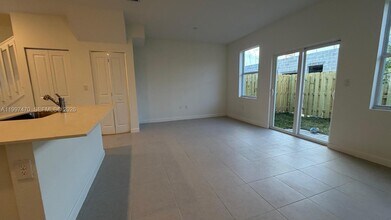 1077 SE 2nd St in Florida City, FL - Building Photo - Building Photo