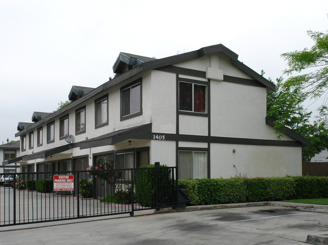 1405 N Grove Ave in Ontario, CA - Foto de edificio - Building Photo