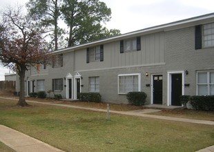 Foxwood Apartment Townhomes in Warner Robins, GA - Building Photo - Building Photo