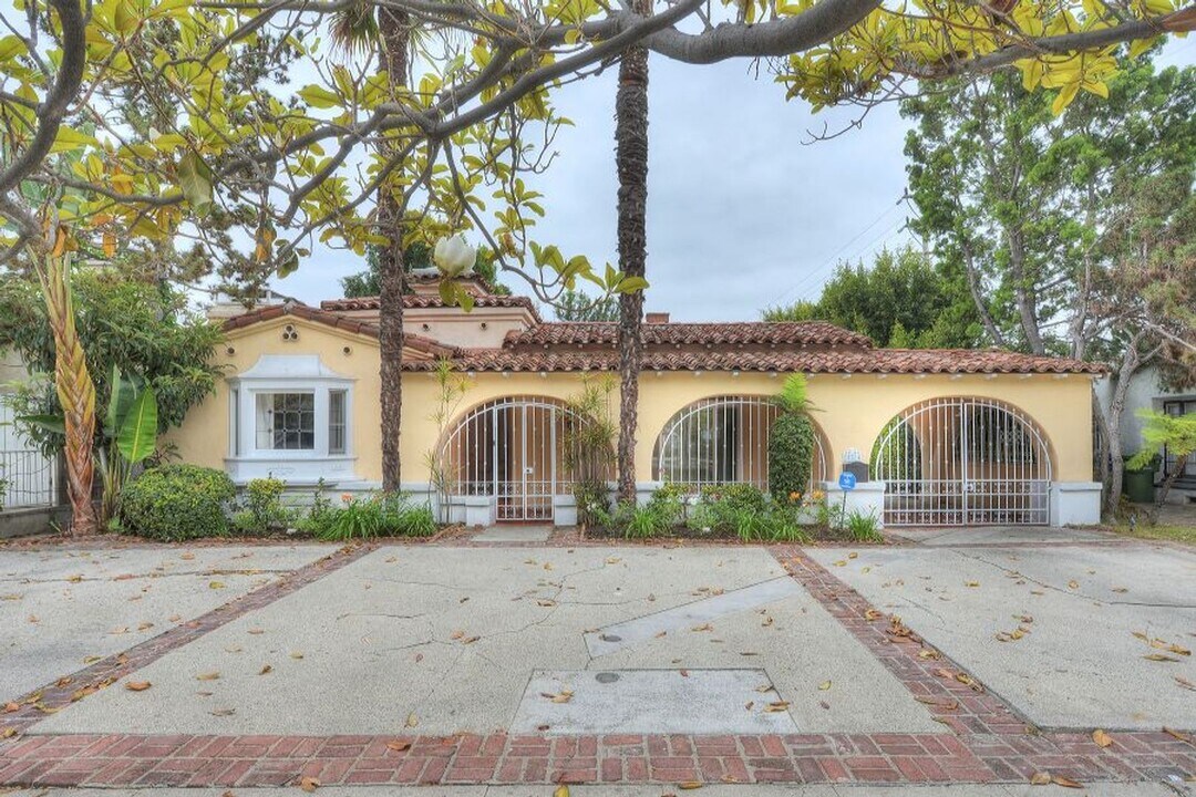 10864 Wellworth Ave in Los Angeles, CA - Building Photo