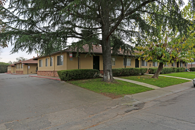 Myrtle Manor Apartments in North Highlands, CA - Building Photo - Building Photo