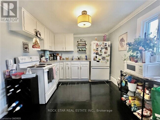 36 Lake St in St Catharines, ON - Building Photo - Building Photo