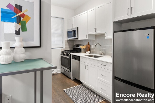 81 Park Dr, Unit 24 in Boston, MA - Foto de edificio - Building Photo