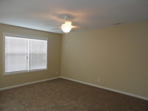 8637 Trumpeter Dr in Indianapolis, IN - Foto de edificio - Building Photo