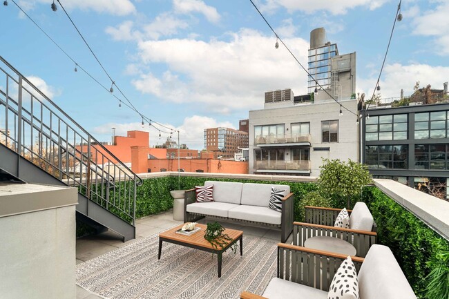 242 Elizabeth St in New York, NY - Foto de edificio - Building Photo