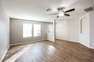 1619 Spice Spg in San Antonio, TX - Foto de edificio - Building Photo