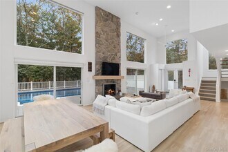 17 Lyme Ln in East Hampton, NY - Foto de edificio - Building Photo