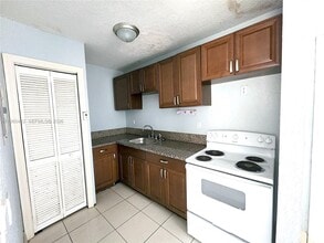 2141 NW 91st St in Miami, FL - Building Photo - Building Photo