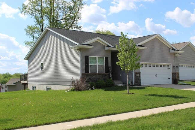 2033 Mackinaw Dr in Iowa City, IA - Building Photo - Building Photo