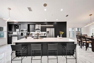 204 Cameron Dr in Weston, FL - Building Photo