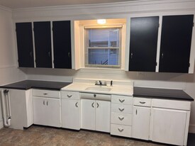 47 Elkins St in Franklin, NH - Building Photo