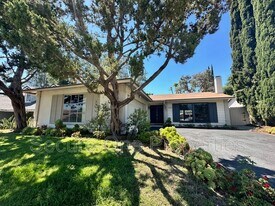 29476 Trailway Ln in Agoura Hills, CA - Building Photo