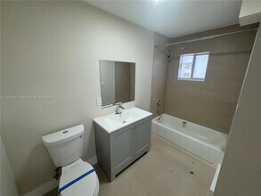205 NW 159th St-Unit -205 in Miami, FL - Building Photo - Building Photo