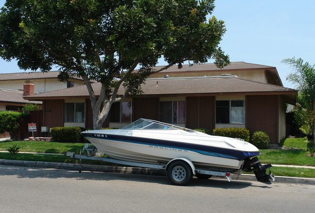 16072 Waikiki Ln in Huntington Beach, CA - Building Photo - Building Photo