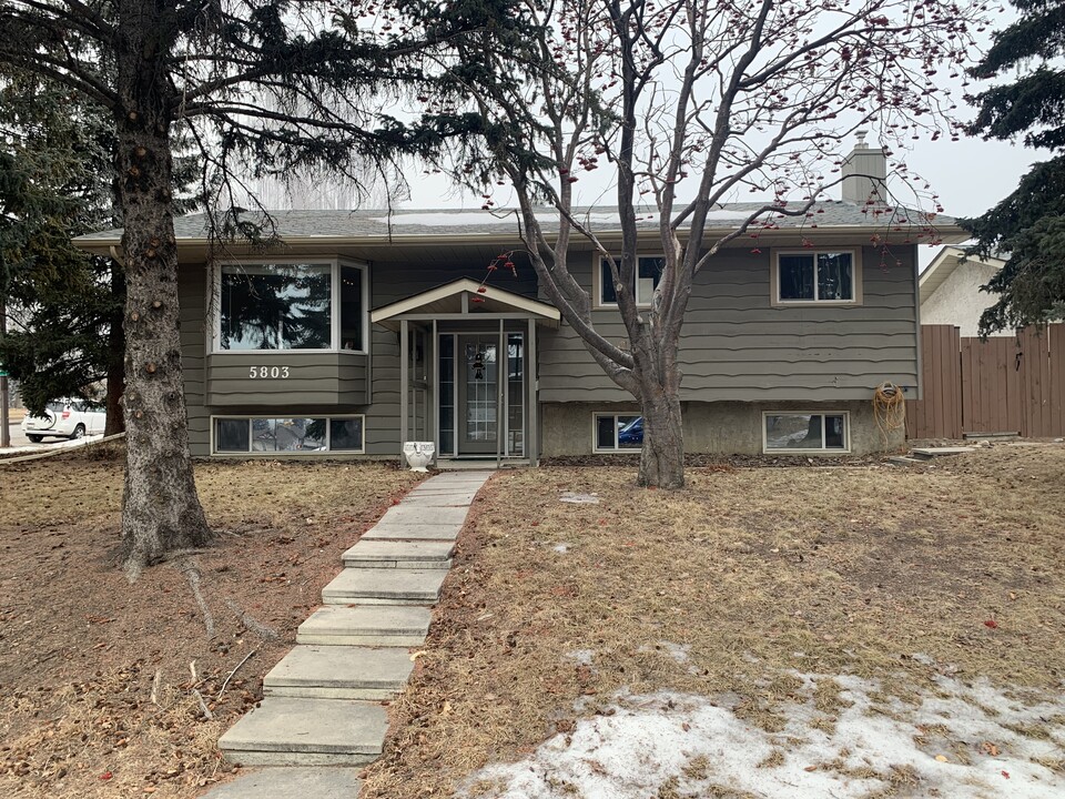 5803 Dalridge Hl NW in Calgary, AB - Building Photo