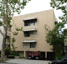 165 N Almont Dr in Beverly Hills, CA - Foto de edificio - Building Photo
