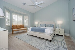 4740 Stratford Ct in Naples, FL - Building Photo