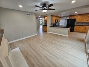 12566 Salmon River Rd in San Diego, CA - Foto de edificio - Building Photo