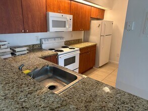 18890 NW 57th Ave in Hialeah, FL - Building Photo - Building Photo