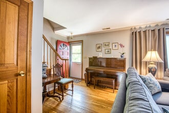 167 Henry St in Greenwich, CT - Foto de edificio - Building Photo