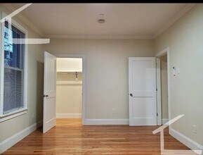 31 Harris St, Unit 2 in Brookline, MA - Building Photo - Building Photo