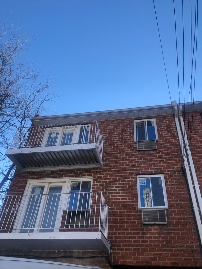 14146 Pershing Cres, Unit 3 in Jamaica, NY - Foto de edificio - Building Photo