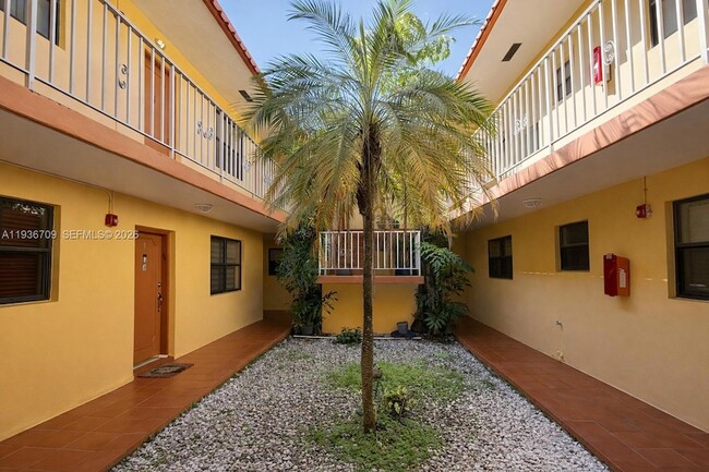 3522 NE 166th St, Unit 7 in North Miami Beach, FL - Building Photo - Building Photo