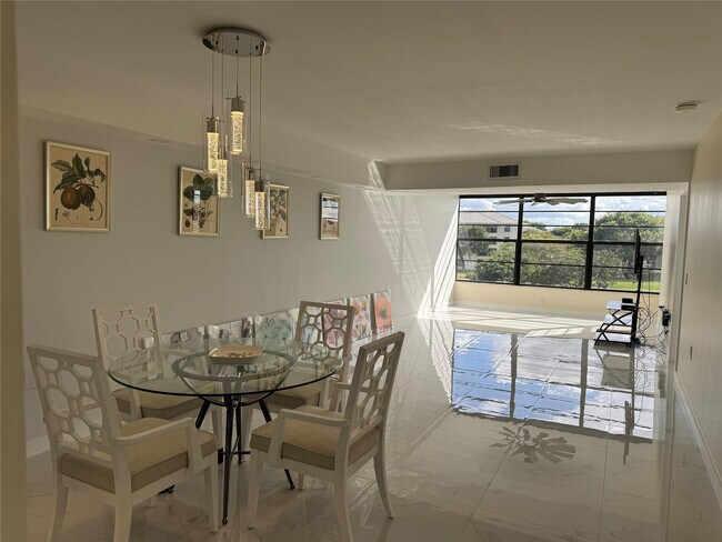 1520 Whitehall Dr in Davie, FL - Building Photo - Building Photo