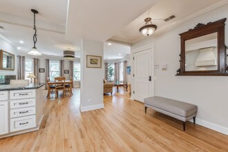 2033 W Jarvis Ave, Unit Apt 3 in Chicago, IL - Building Photo - Building Photo