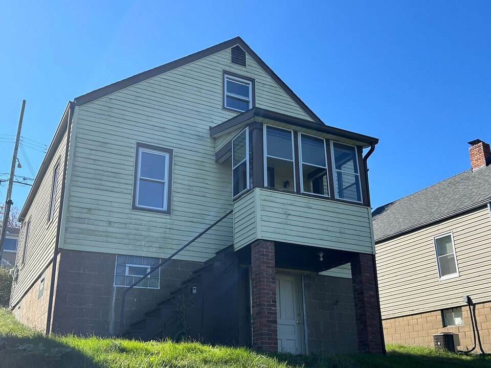 923 Toman Ave in Clairton, PA - Building Photo