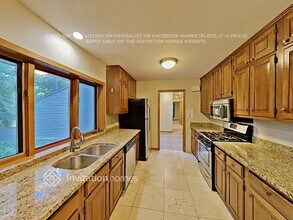 1937 Oakland Rd in Hopkins, MN - Foto de edificio - Building Photo