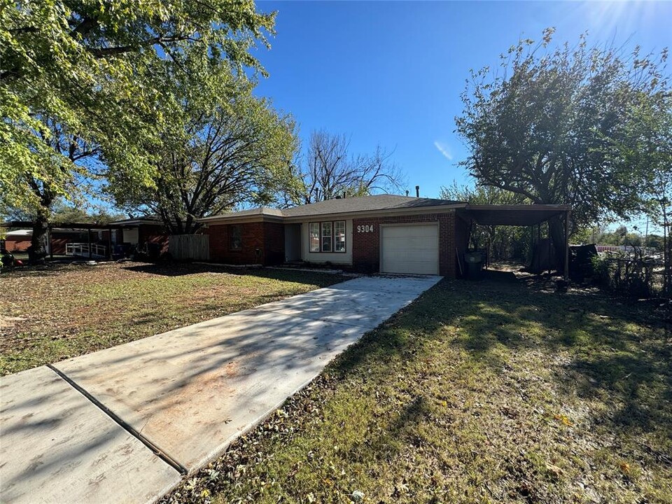 9304 NW 11th St in Midwest City, OK - Building Photo