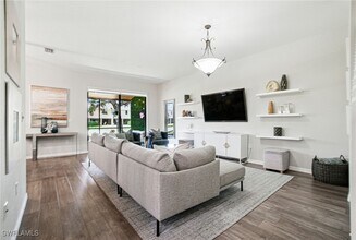 7585 Bristol Cir in Naples, FL - Building Photo - Building Photo