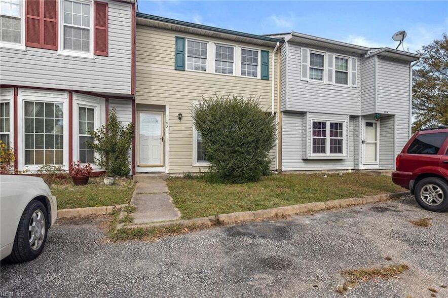 1102 Netherland Ct in Virginia Beach, VA - Building Photo